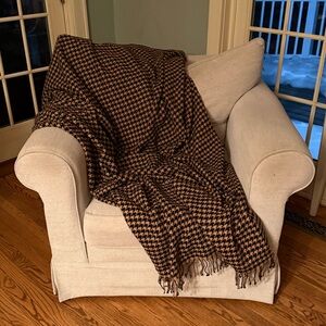 TBCo Lambswool Fringe Throw Blanket in Camel and Black Houndstooth
